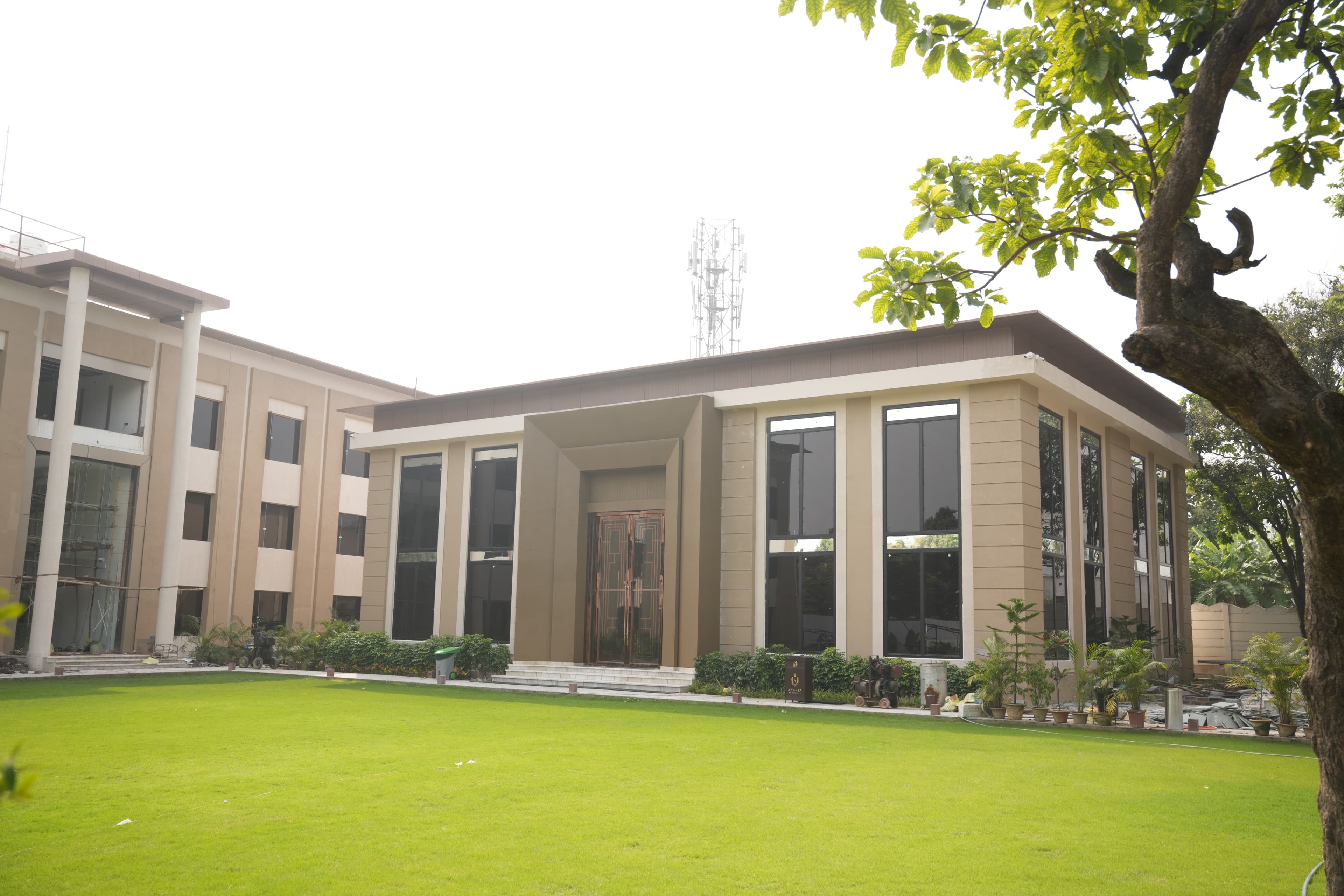 Outdoor banquet lawn at Ananta By The Hill