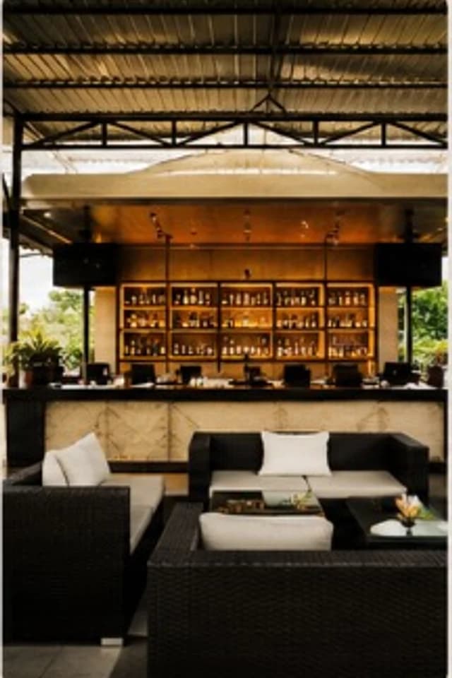 Lounge and bar at Ananta By The Hill
